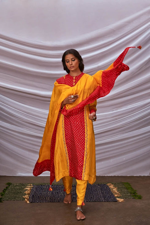 Tie & Dye Bandhani Panelled Kurta Set With Zari Work