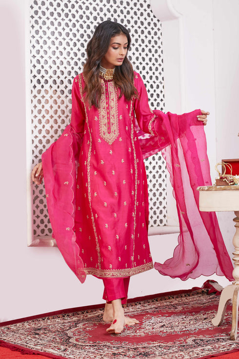 SAAZ Classic Embroidered Kurta Set